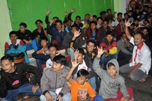 Pendukung AE saat menyaksikan lomba Obrog